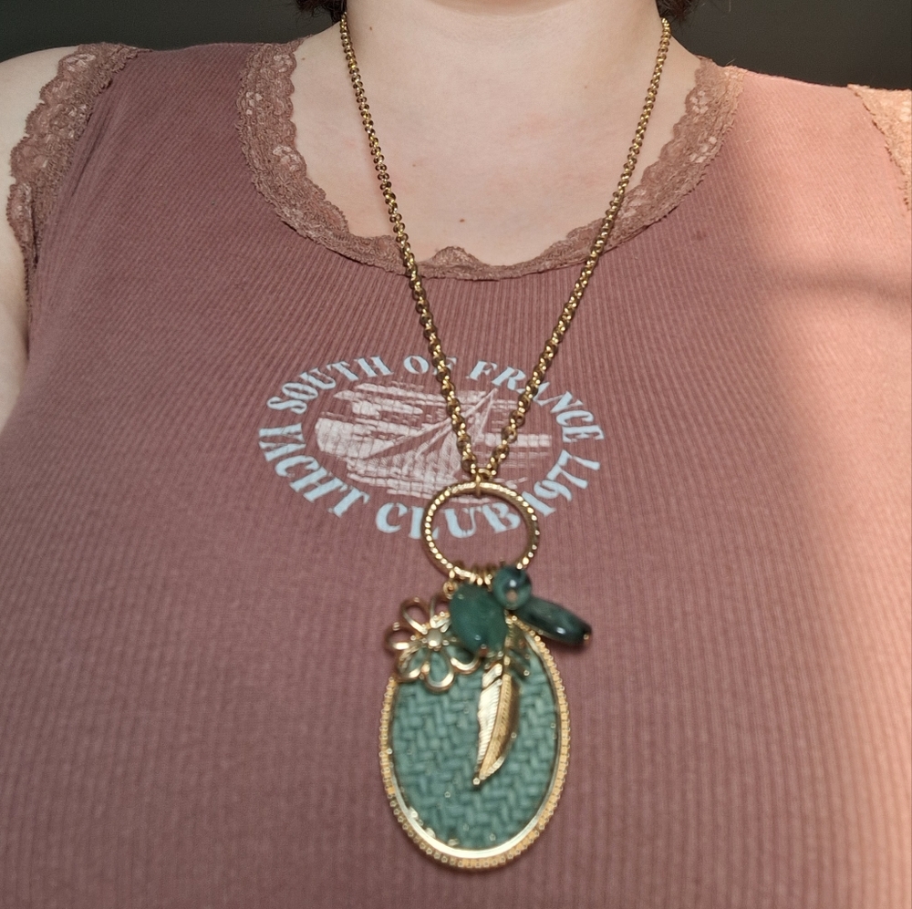 Elegant Gold and Green Pendant Necklace